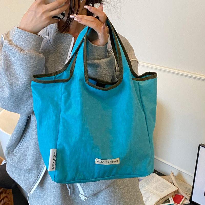 Simple, stylish, individualistic, trendy, and large-capacity handbag. A new stylish women's handbag for the summer of 2025 Application Scenario