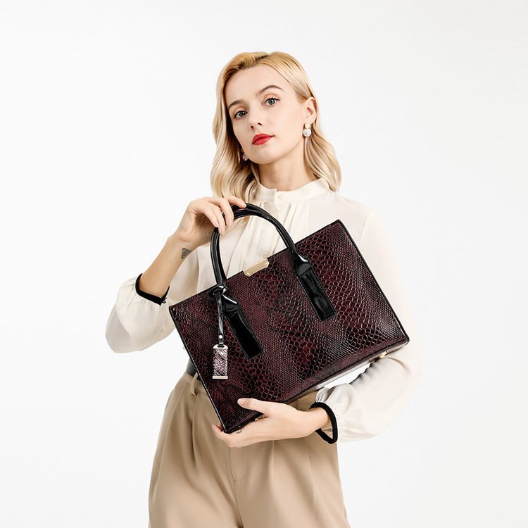 New European and American women's bags, trendy foreign trade handbags, cross-border snake-patterned single-shoulder bags, crossbody bags, one piece for global shipping details Picture