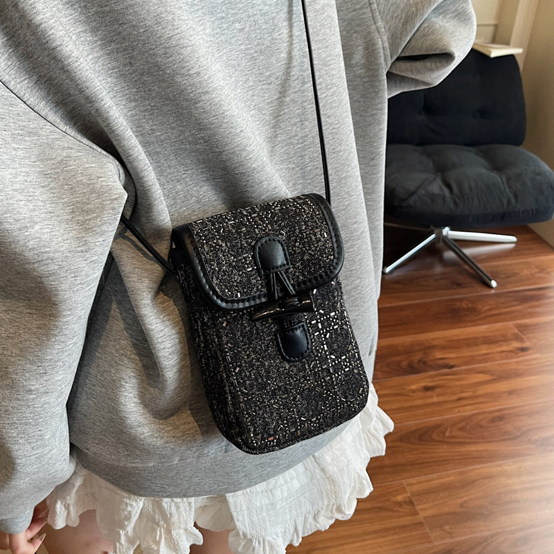 Summer's trendy denim small bag for women, 2025 new style fashionable shiny diamond phone bag, casual and high-quality single-shoulder crossbody bag Application Scenario