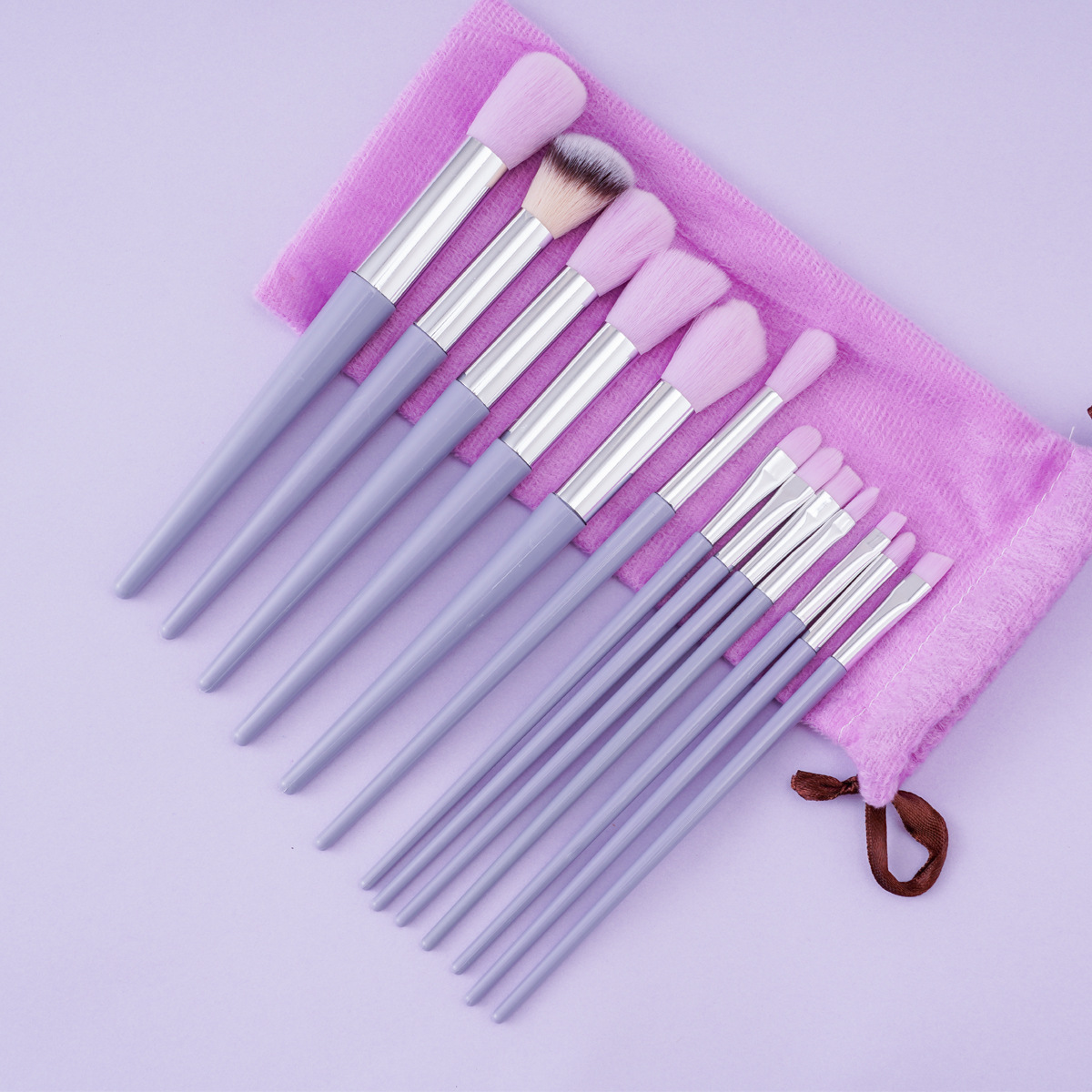 The 13-piece set of taro paste purple makeup brush, eyeshadow brush, blush brush, and powder brush is a complete set of super soft and portable beauty tools full figure