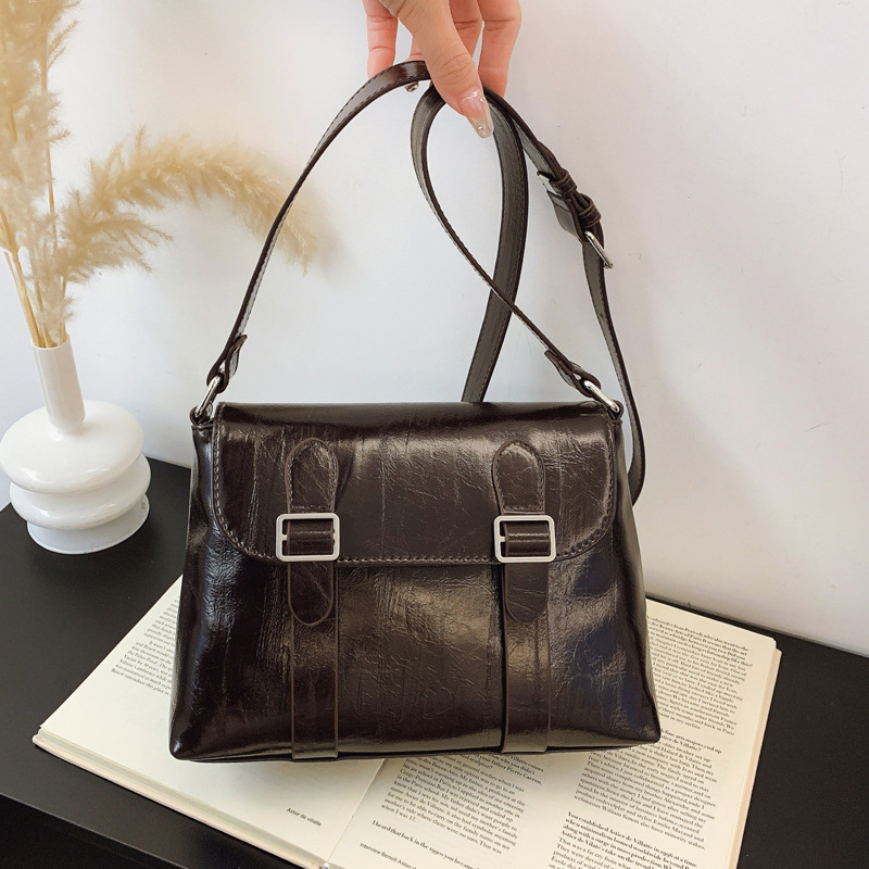 This is a new Spring/Summer 2025 high-quality, niche and versatile single-shoulder crossbody bag for women. This year, small square bags are in vogue Specification drawing