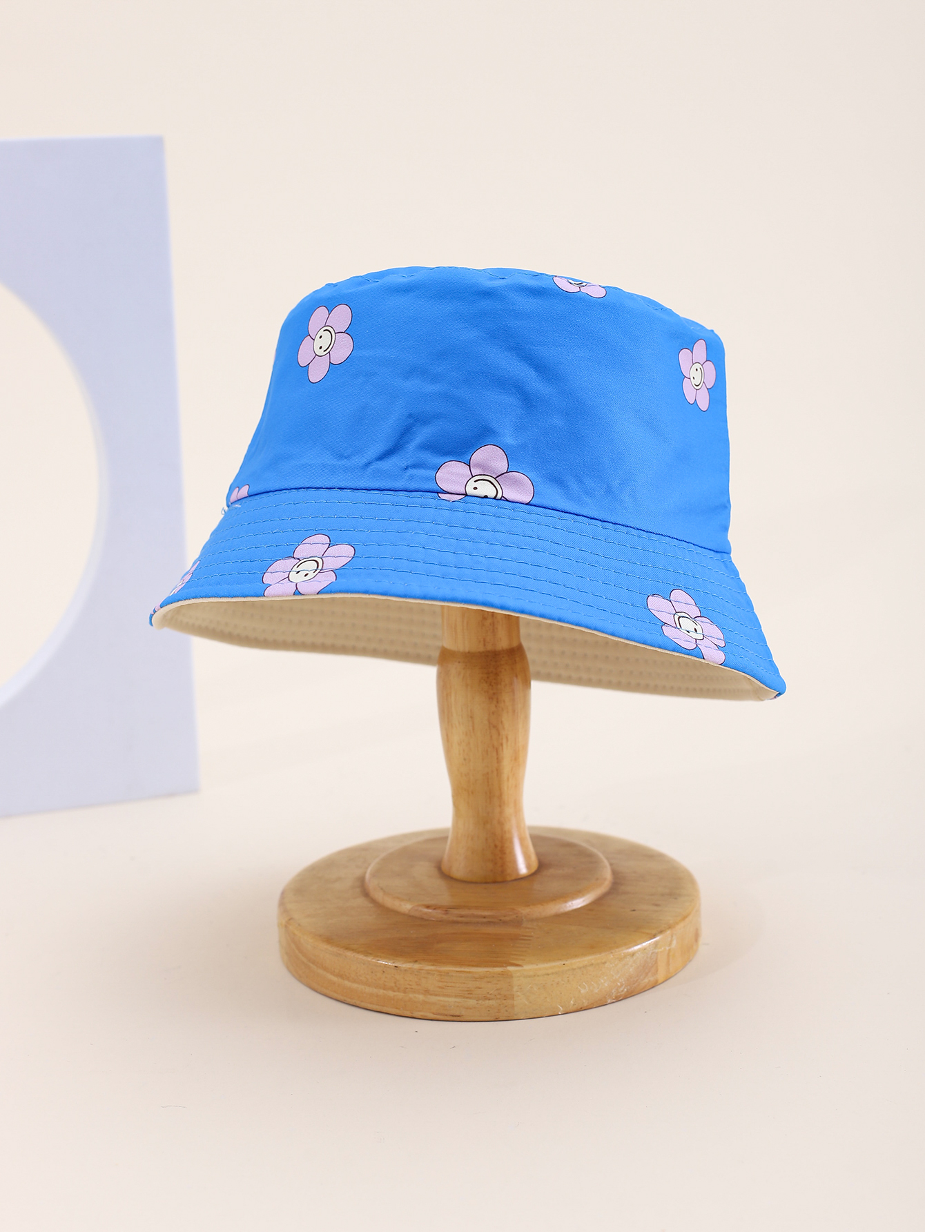 This is a popular children's double-sided fisherman's hat with small floral prints in spring and summer. It's cute, cartoon, classic and versatile. It's a unique children's double-sided fisherman's hat with a pier circumference of 54CM Application Scenario