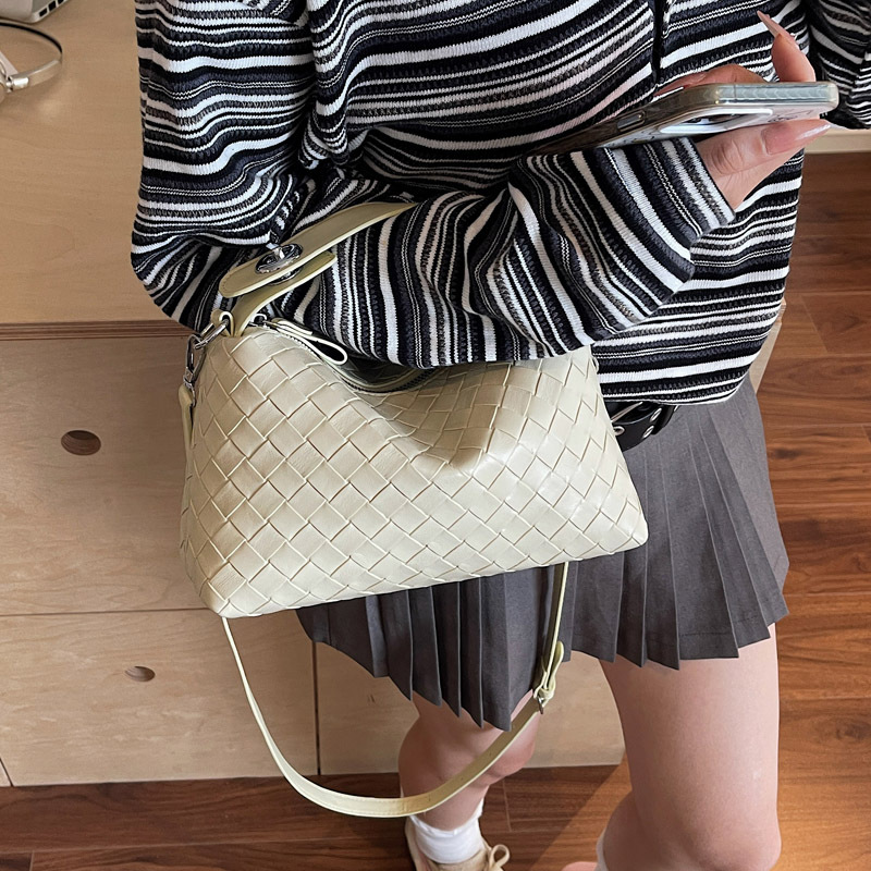 Fashionable woven handbag for women 2025 Summer new casual and simple dumpling bag, commuting trend crossbody bag for women details Picture