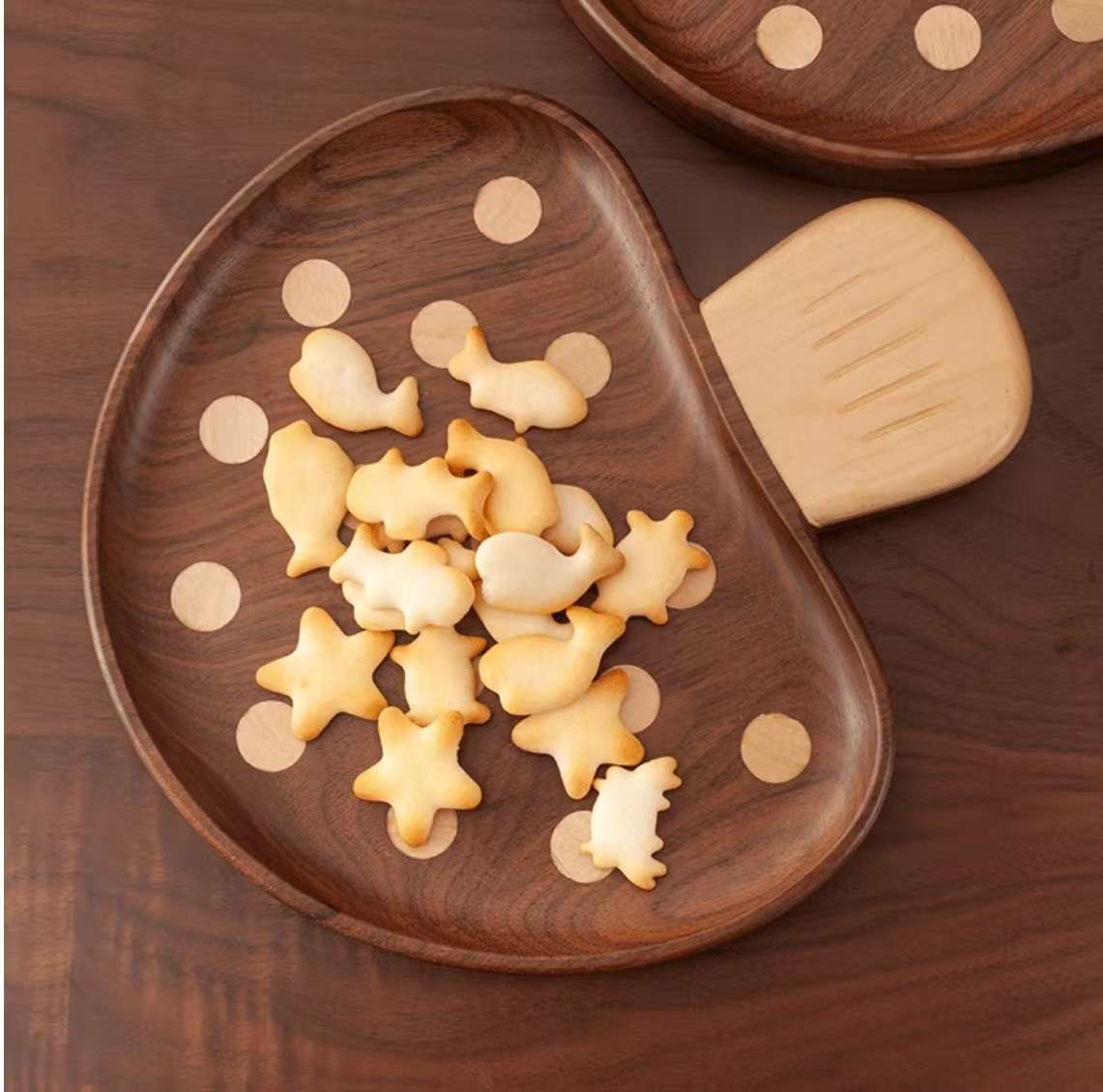 Nordic-style creative black walnut mushroom tray, solid wood washable children's cute dinner plate, wooden cartoon fruit and snack plate Application Scenario