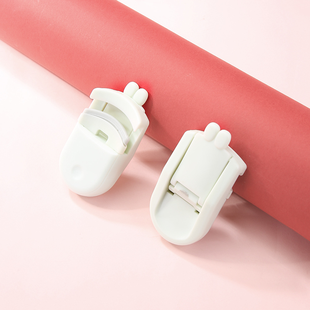 LMLTOP Mini Curling Eyelash Curler is a cute and portable plastic local eyelash curler -127 Application Scenario