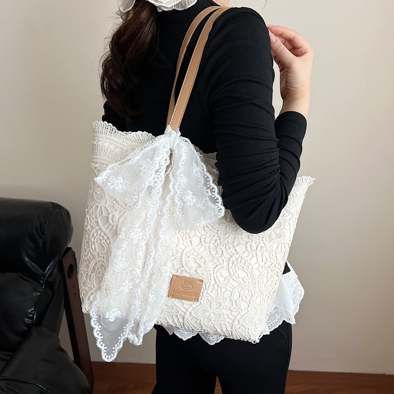 A small Korean version of large-capacity woven bag, tote bag, summer new style with hollowed-out and laid-back style, single-shoulder armpit bag, beach bag Application Scenario