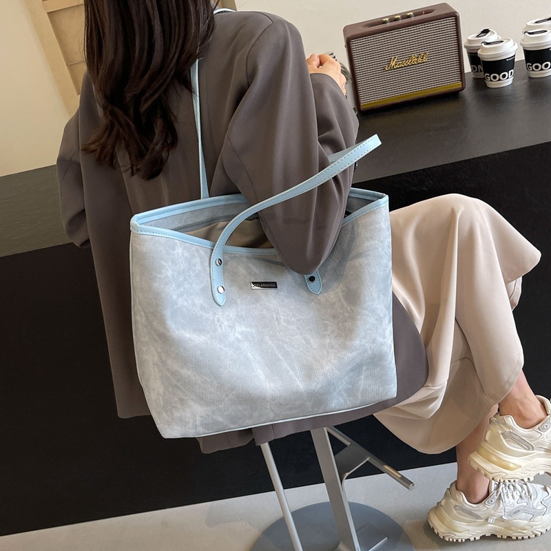 Korean style large-capacity tote bag, a fashionable commuting bag for women in summer 2025, a new versatile single-shoulder tote bag Application Scenario