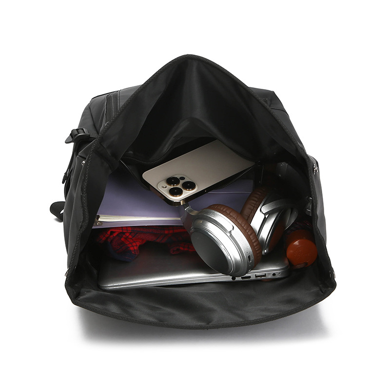Large-capacity men's high-end backpack, simple and casual student multi-functional schoolbag, business large-capacity computer backpack Application Scenario