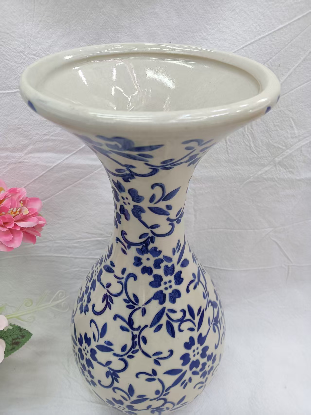 "National trend decorative items, home decoration artworks, small Chinese style, simple design, flower arrangement, vase, blue and white porcelain, exquisite ceramic vase decoration. details Picture