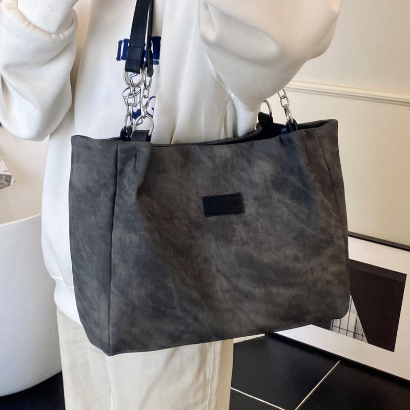 Korean style simple and versatile bag for women, new summer 2025 fashion and niche handbag, large capacity tote bag for commuting Application Scenario
