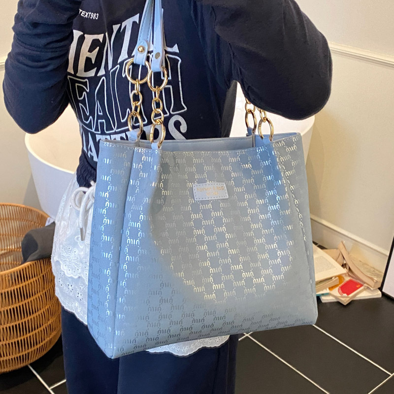 Single-shoulder large bag for women, 2025 new large-capacity tote bag, college student commuting bag for classes, summer handbag Application Scenario