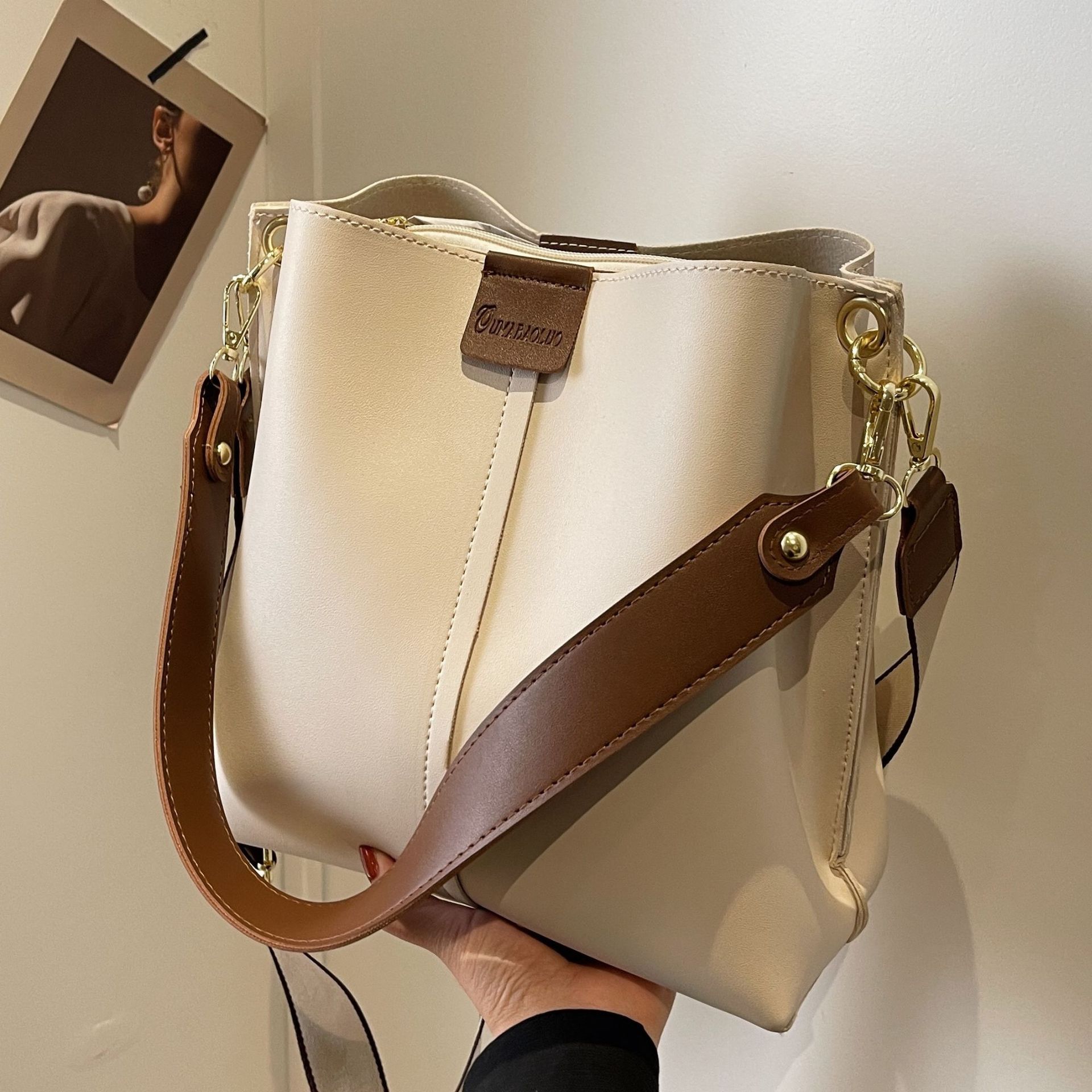 Large-capacity bucket bag for women, 2025 new retro and fashionable wide crossbody bag, best-selling single-shoulder hand-held tote bag full figure