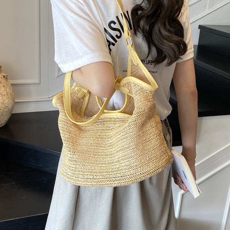 2025 New Korean-style beach underarm single-shoulder bag for women, a trendy and fashionable straw-woven large-capacity tote bag with contrasting colors details Picture