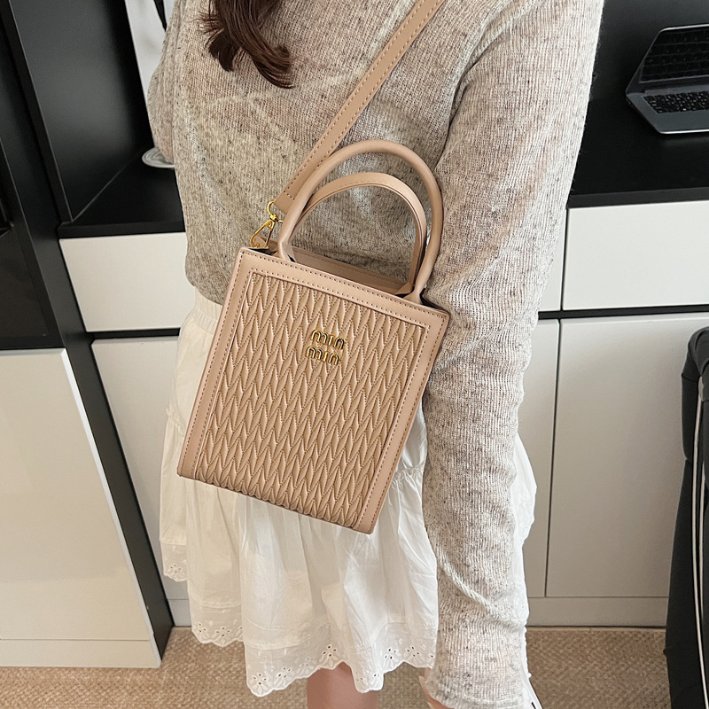 This year, the "Small Bag Women 2025" new trendy summer fashion, versatile and niche design hand-held shoulder crossbody bag is in vogue Application Scenario