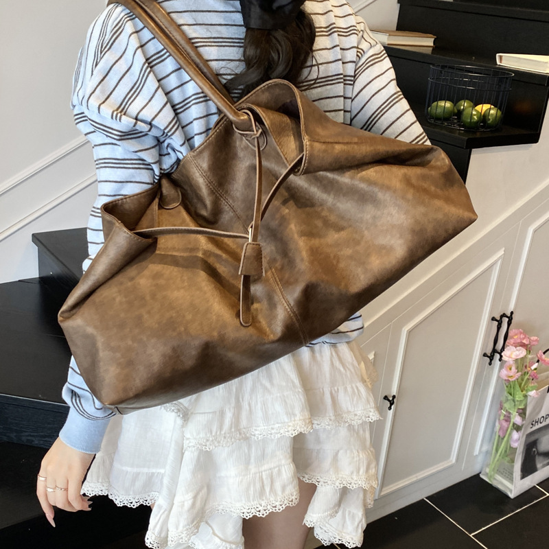 The laid-back style large-capacity underarm tote bag for women in 2025, with a lock, is fashionable and versatile. It's a trendy single-shoulder bag for commuting Application Scenario