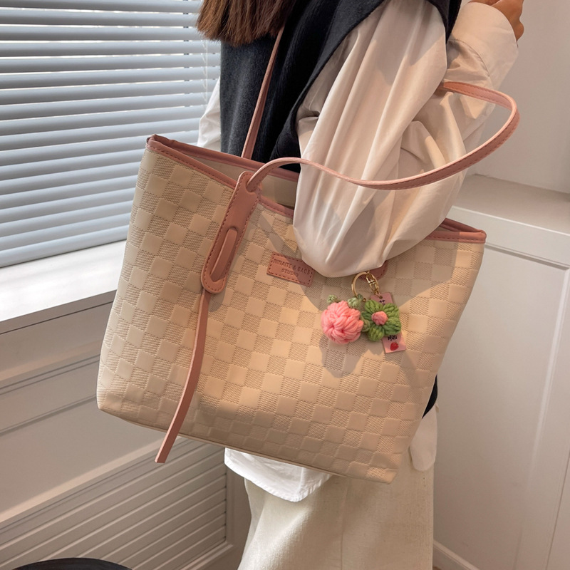 Large bag Women Spring/Summer 2025 New style fashionable single-shoulder bag, suitable for college students, commuting tote handbag with large capacity details Picture