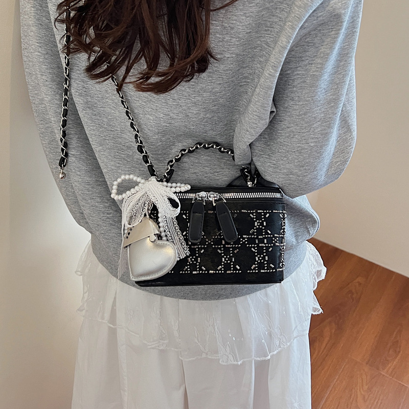 The 2025 summer new style of the textured design box bag is a casual, fashionable and versatile single-shoulder bag and crossbody bag Application Scenario