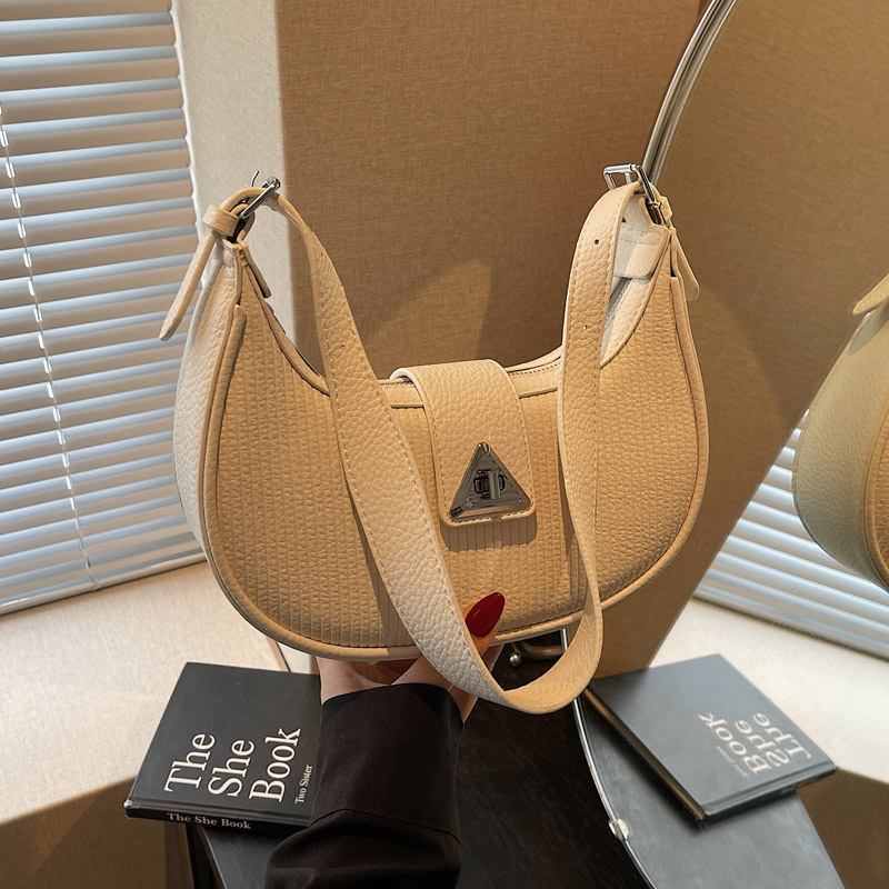The 2025 new underarm bag for women is a simple and versatile single-shoulder crossbody bag. It is a popular and niche designer crescent-shaped women's bag full figure
