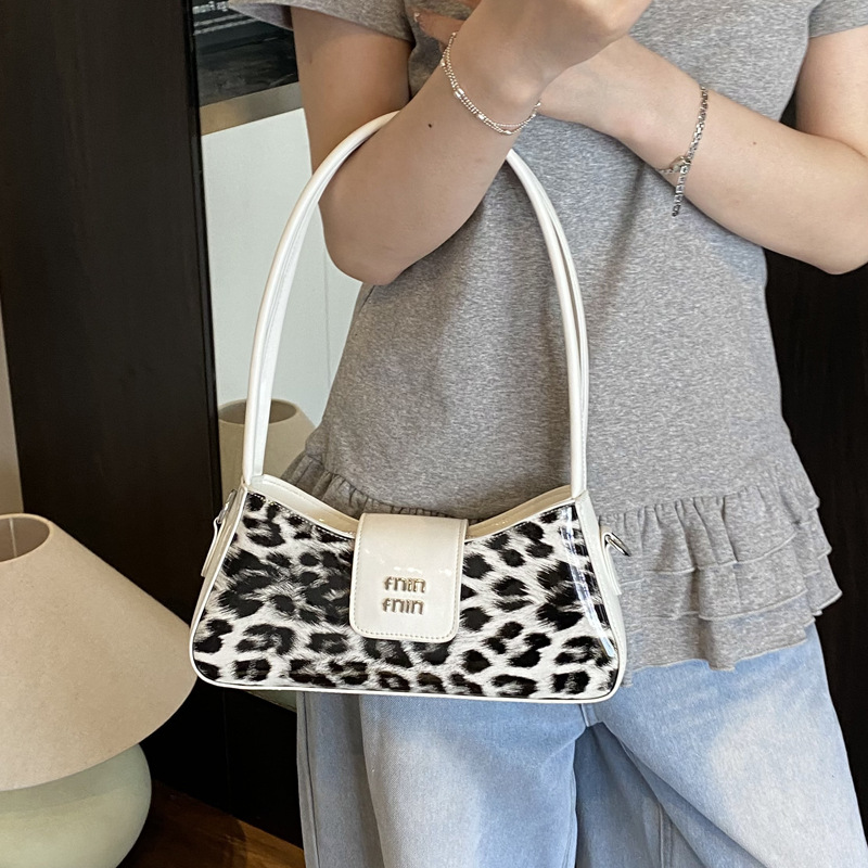 Fashionable leopard print underarm bag for women, Korean version 2025 Summer new retro trendy small square bag 2, single-shoulder bag, popular underarm details Picture