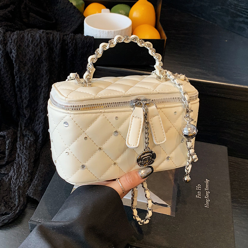 Xiaoxiangfeng diamond-shaped chain bucket bag 2025 Summer New style simple and elegant single-shoulder bag, exquisite and super popular single-shoulder bag full figure
