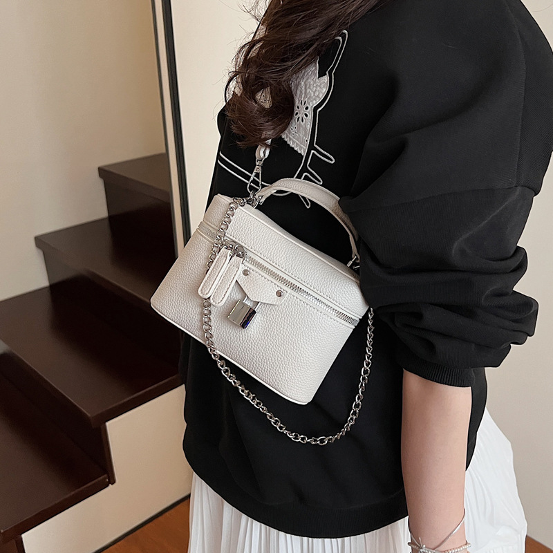 The 2025 new trendy handbag is a simple and fashionable handbag with a sense of women's fashion. It is a small square bag that can be carried diagonally over one shoulder for commuting details Picture