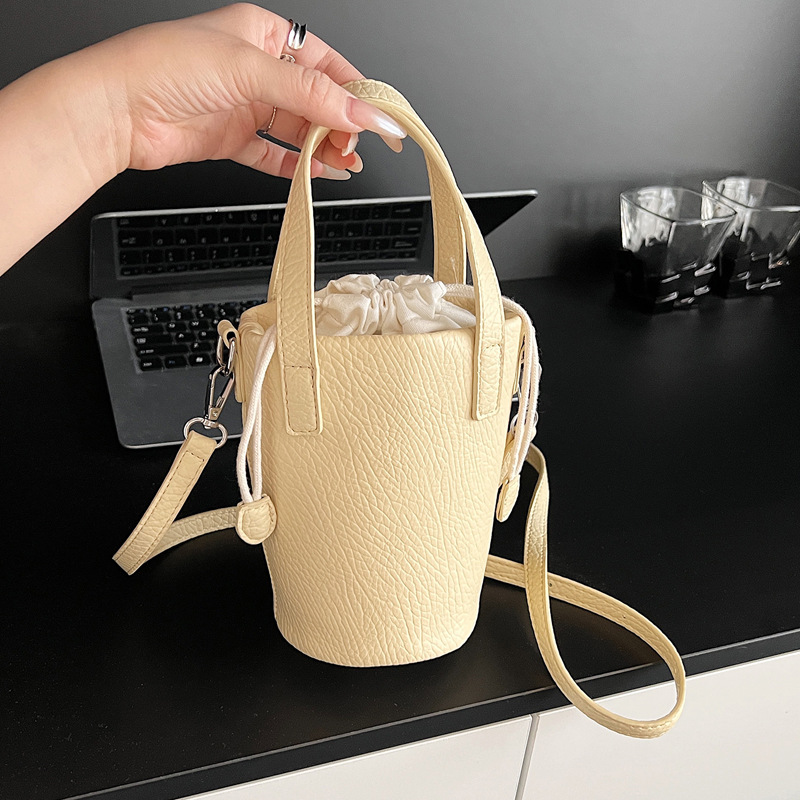Summer niche bag for women, 2025 new style, fashionable and versatile crossbody bag, shoulder crossbody strap, stylish bucket bag full figure
