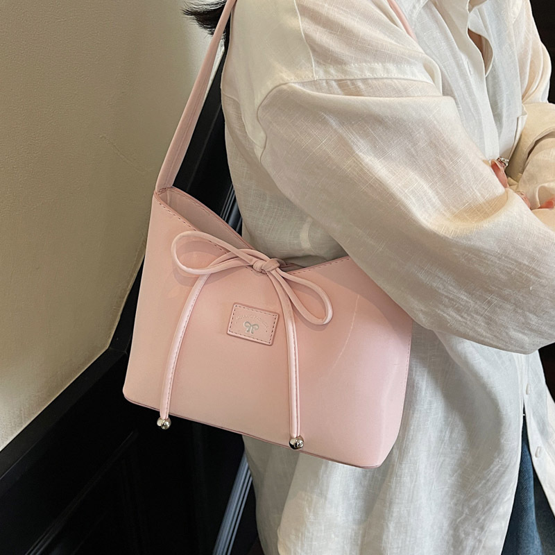Women's fashion bucket bag 2025 new retro handbag, bow single-shoulder bag, solid color versatile underarm bag Application Scenario