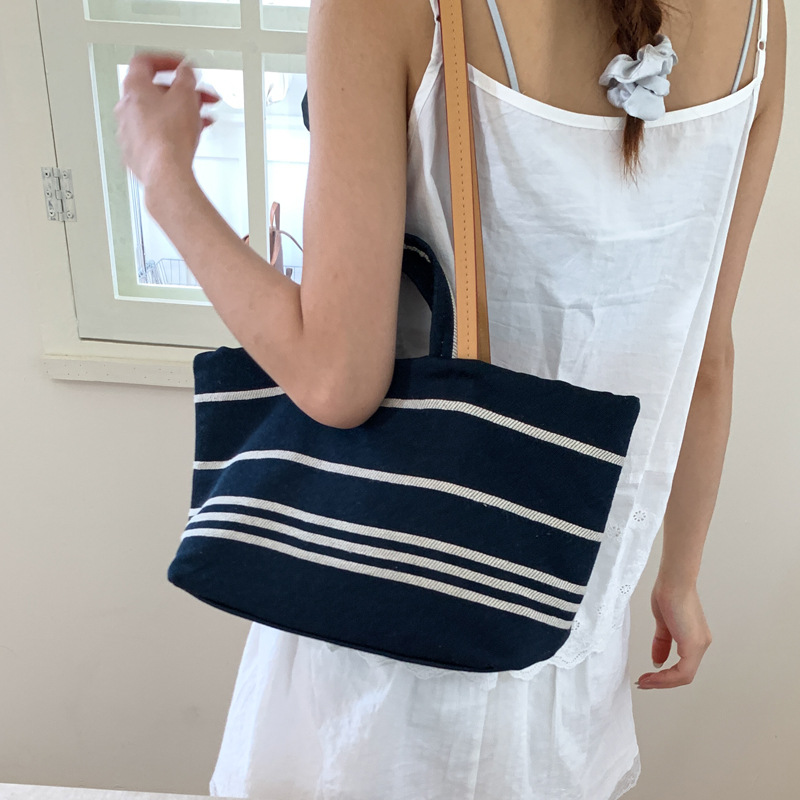 2025 New Korean version large-capacity tote bag, canvas bag, striped single-shoulder beach travel bag, simple crossbody bag for women Application Scenario