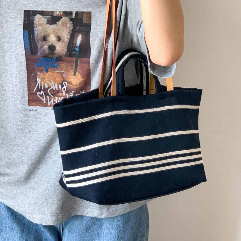 2025 New Korean version large-capacity tote bag, canvas bag, striped single-shoulder beach travel bag, simple crossbody bag for women details Picture