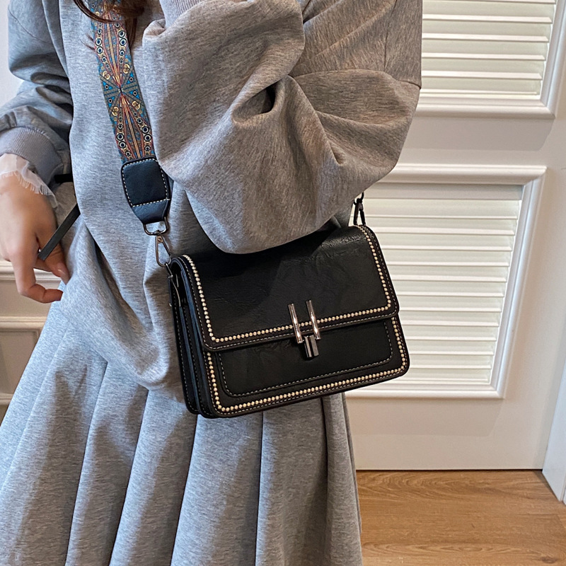 This year, wide shoulder strap women's bags are in vogue. The 2025 new summer retro single-shoulder crossbody bag is a niche and stylish small square bag details Picture