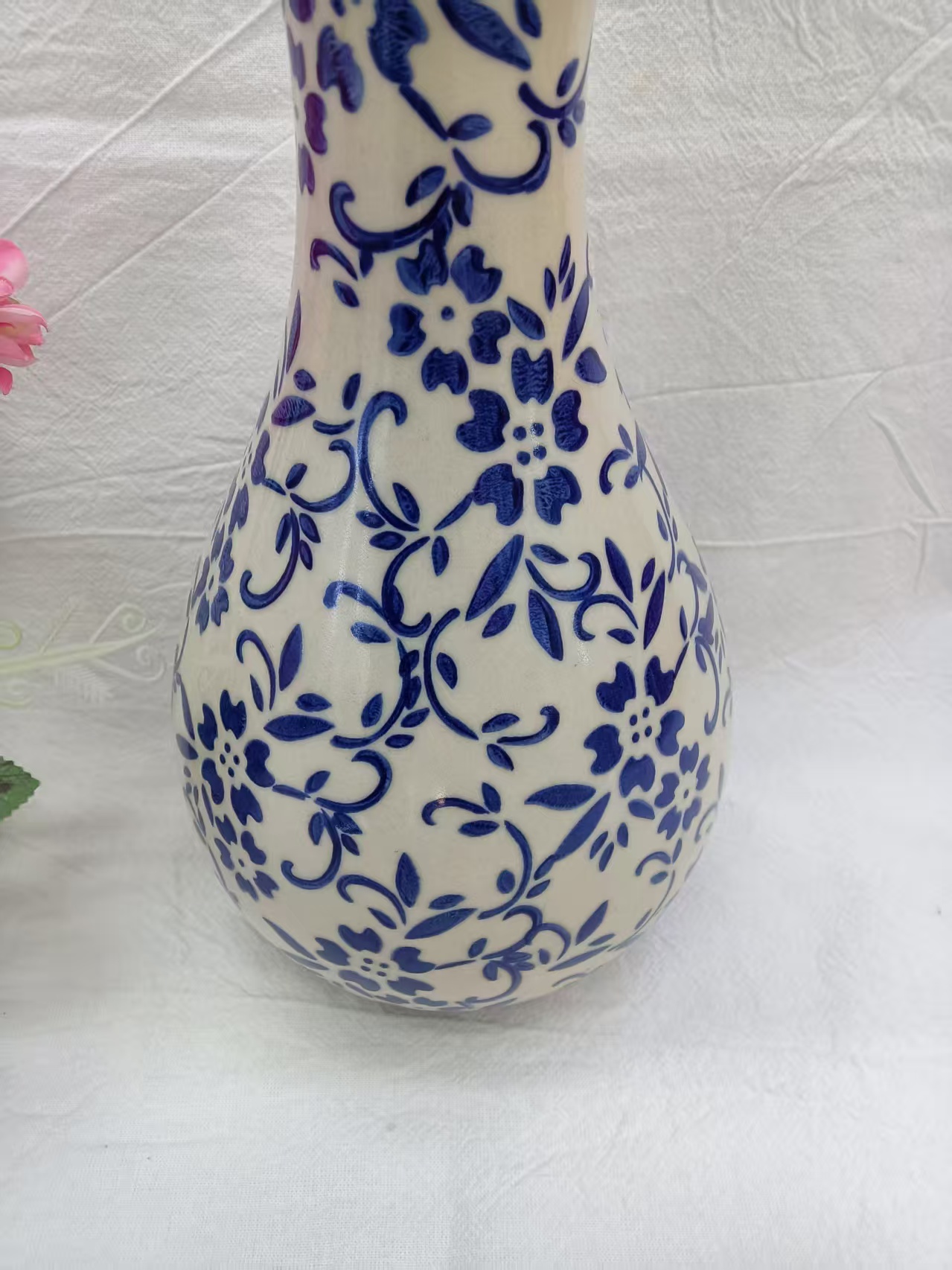 "National trend decorative items, home decoration artworks, small Chinese style, simple design, flower arrangement, vase, blue and white porcelain, exquisite ceramic vase decoration. Specification image