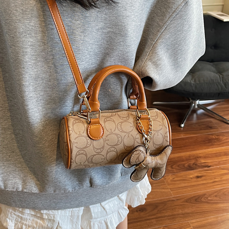 The 2025 summer new small handbag for women, the Boston bag, is casual, versatile, elegant, and has a high level of appearance. It is a trendy hand-held crossbody bag Specification drawing