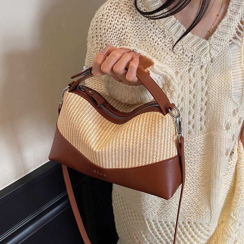2025 New hand-held pillow bag for women, large-capacity beach and seaside straw woven bag, hand-woven single-shoulder crossbody bag details Picture