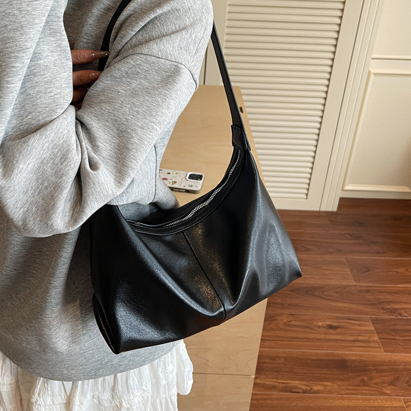 This large-capacity bag is a new fashion and niche design for women in 2025. It is a simple and versatile single-shoulder bag with a bucket for commuting and underarm Application Scenario
