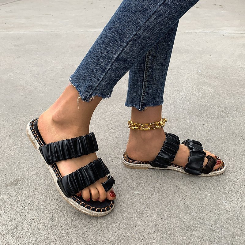 Large-sized flat-bottomed flip-flops for women in 2021, a fashionable and casual Korean-style women's one-shoulder beach sandal full figure
