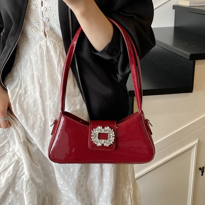 Korean style fashionable underarm bag for women 2025 New summer fashion niche baguette bag, individualistic and trendy single-shoulder crossbody bag Application Scenario