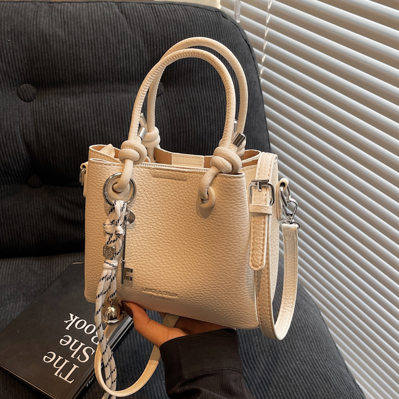 Spring and Summer casual small handbag for women, 2025 New large-capacity single-shoulder commuting crossbody bag, simple hand-held bucket bag Application Scenario