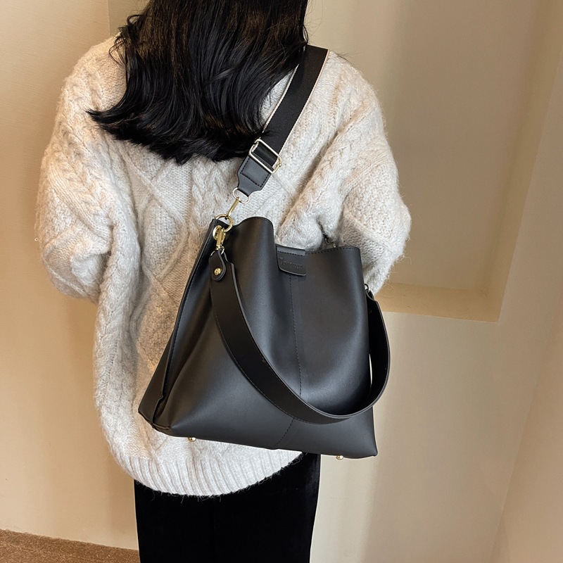 Large-capacity bucket bag for women, 2025 new retro and fashionable wide crossbody bag, best-selling single-shoulder hand-held tote bag Application Scenario