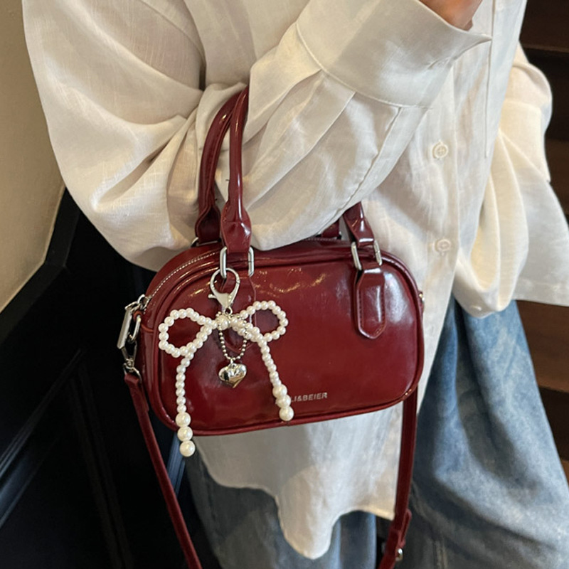 A fashionable Korean-style small square bag for women in the summer of 2025, featuring a simple and retro single-shoulder, crossbody and hand-held pillow bag Application Scenario