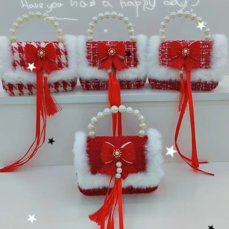 The 2023 winter new red children's princess bag, a cute single-shoulder crossbody bag for girls, and a pearl hand-held coin purse Application Scenario