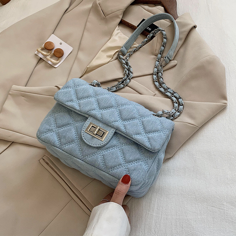 A new trendy chain small square bag for women in 2025, a versatile diamond-shaped chanel-style single-shoulder crossbody bag Application Scenario