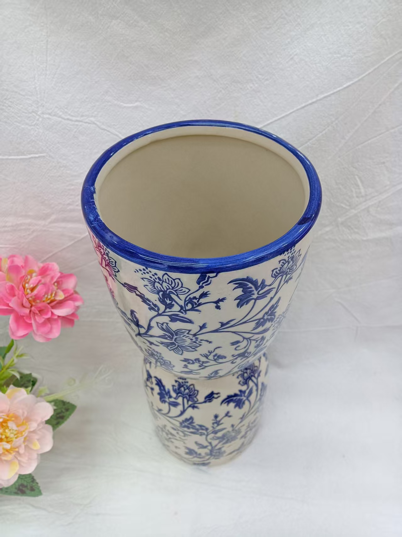 National trend exquisite ceramic vase decorative item, home decoration art piece, blue and white porcelain series, simple design floral arrangement vase Application Scenario