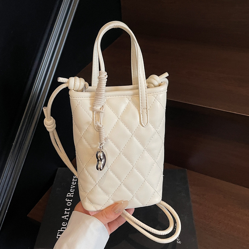 Fashionable and versatile embroidered thread diamond-shaped small bag for women, new summer 2025, simple underarm bag, niche design crossbody bag full figure