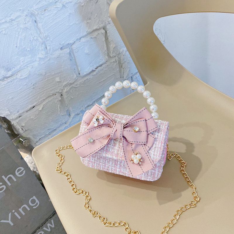 The 2024 new children's crossbody bag is fashionable, stylish and cute. It's a mini coin purse for a popular little girl details Picture
