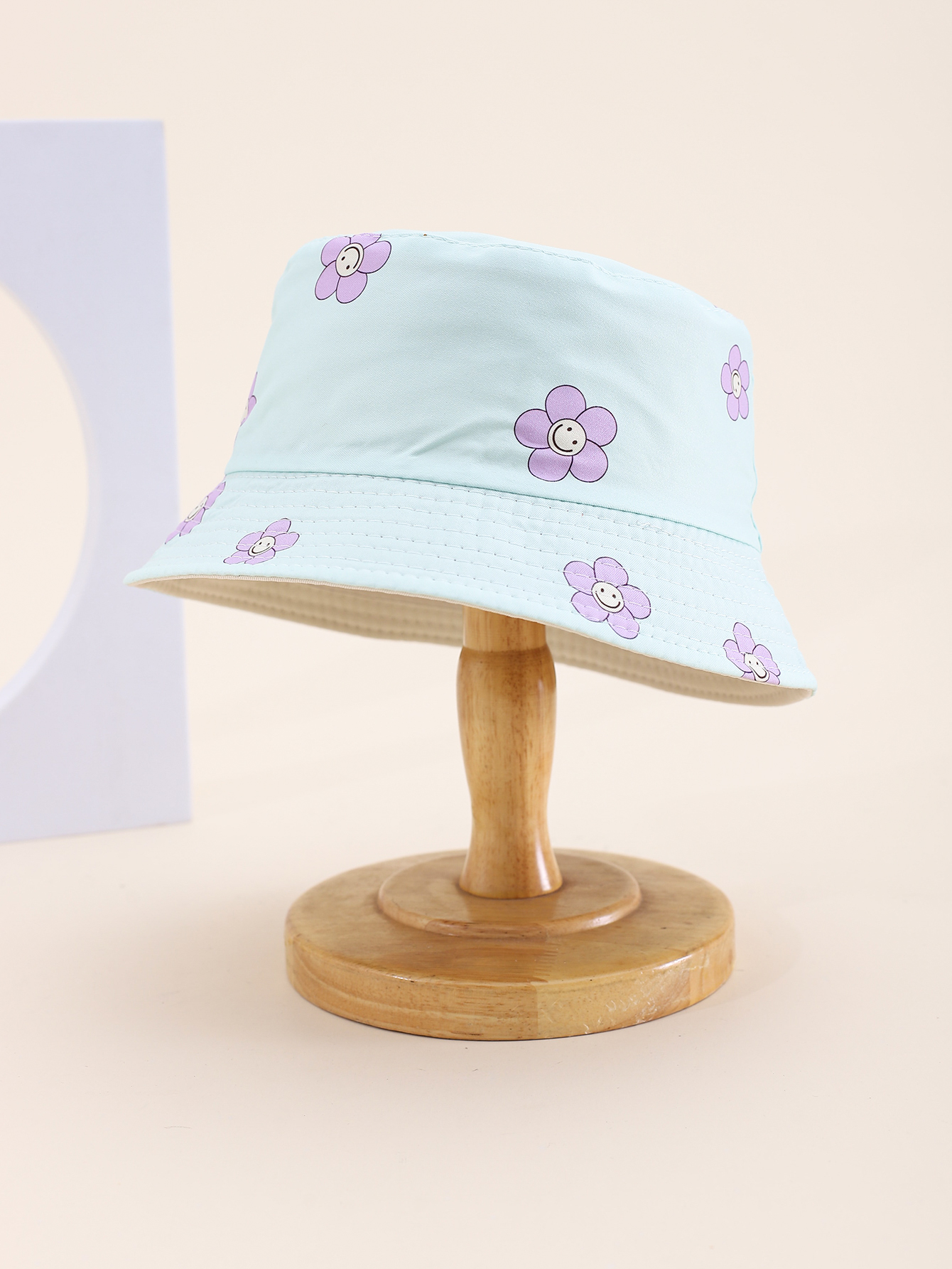 This is a popular children's double-sided fisherman's hat with small floral prints in spring and summer. It's cute, cartoon, classic and versatile. It's a unique children's double-sided fisherman's hat with a pier circumference of 54CM Item Picture