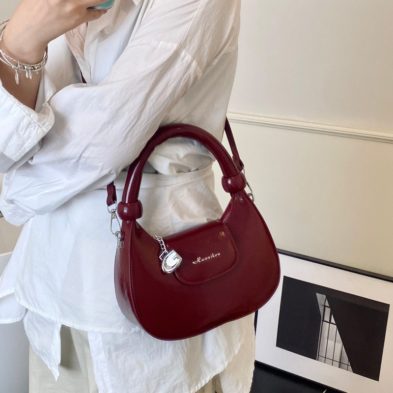 Ladies' niche crescent-shaped bag 2025 Summer new single-shoulder bag, fashionable, casual and simple niche hand-held crossbody bag Application Scenario