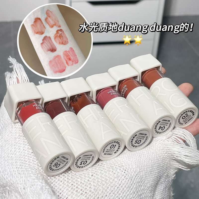 HERORANGE's light and transparent crystal lip gloss has a pure water luster, making the lips look white and long-lasting, and is not easy to stick to cups full figure