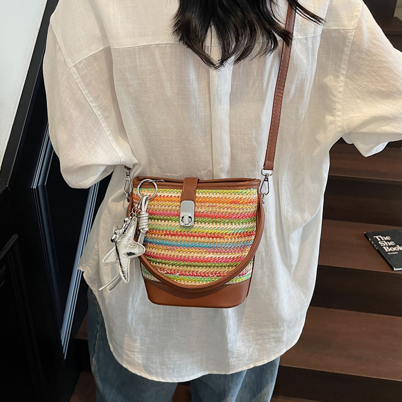 A trendy and fashionable straw-woven phone bag for women in the summer of 2025, a Korean version of a niche and simple crossbody bag Application Scenario