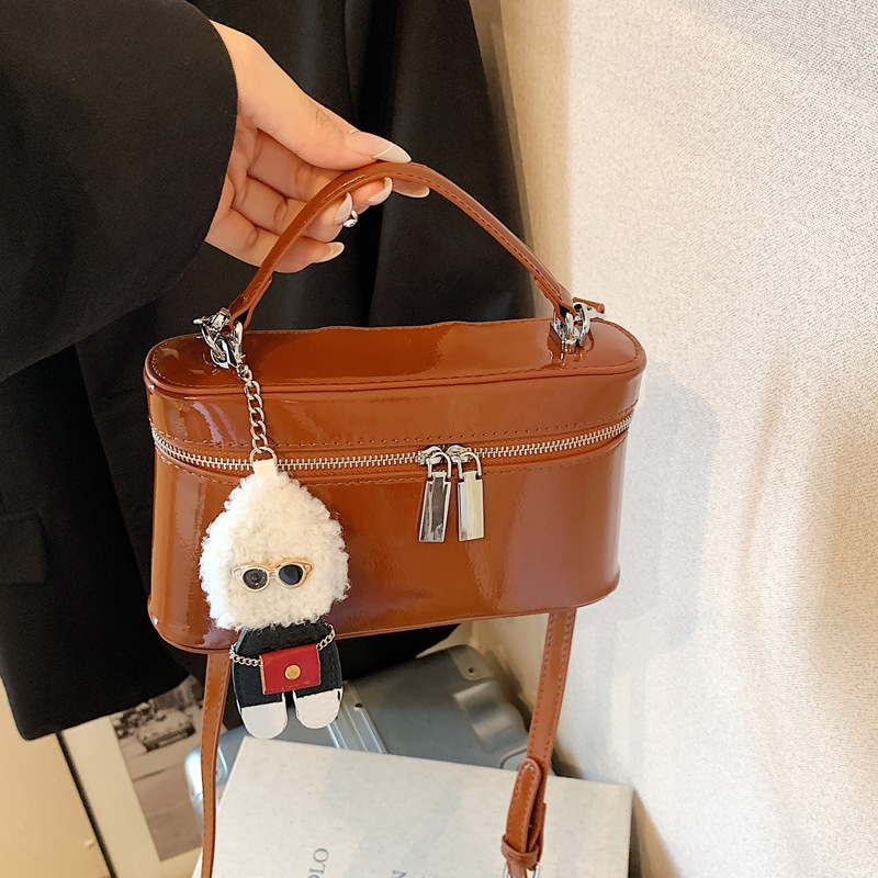 A simple and casual hand-held small bag for women in 2025, a new fashionable box and small square bag, a popular single-shoulder crossbody bag in summer full figure