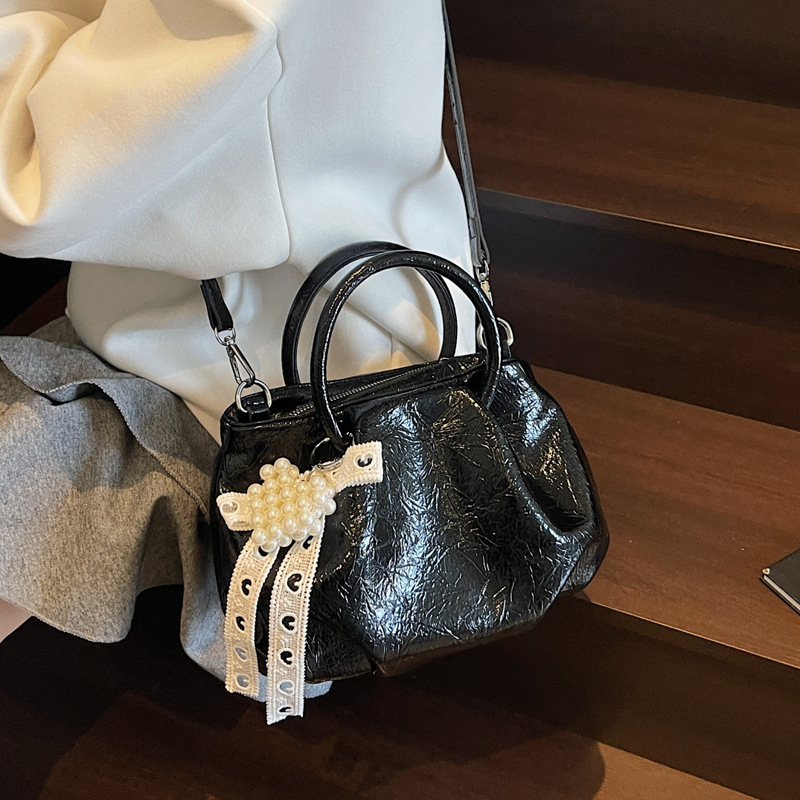 Fashionable tote bag, large-capacity underarm bag, 2025 new solid color texture women's bag, simple commuting bag, soft leather single-shoulder Application Scenario